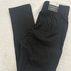 NEW with Tags ~ Women's Dress pants ~ Size 6 ~ Cropped/Stretch Fabric